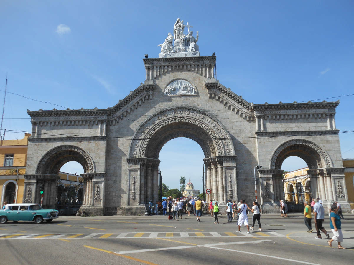 Entrada al Cementerio Colón en la Habana. Puerta norte y principal de la necrópolis Entrada al Cementerio Colón en la Habana. Puerta norte y principal de la necrópolis