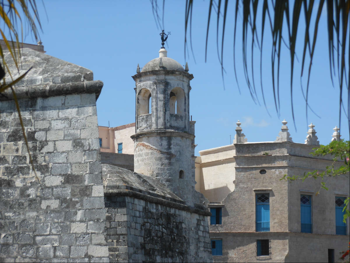 La Giraldilla, pequeña estatua en un torreón del Castillo de la Real Fuerza, es uno de los símbolos de la la Habana La Giraldilla, pequeña estatua en un torreón del Castillo de la Real Fuerza, es uno de los símbolos de la la Habana