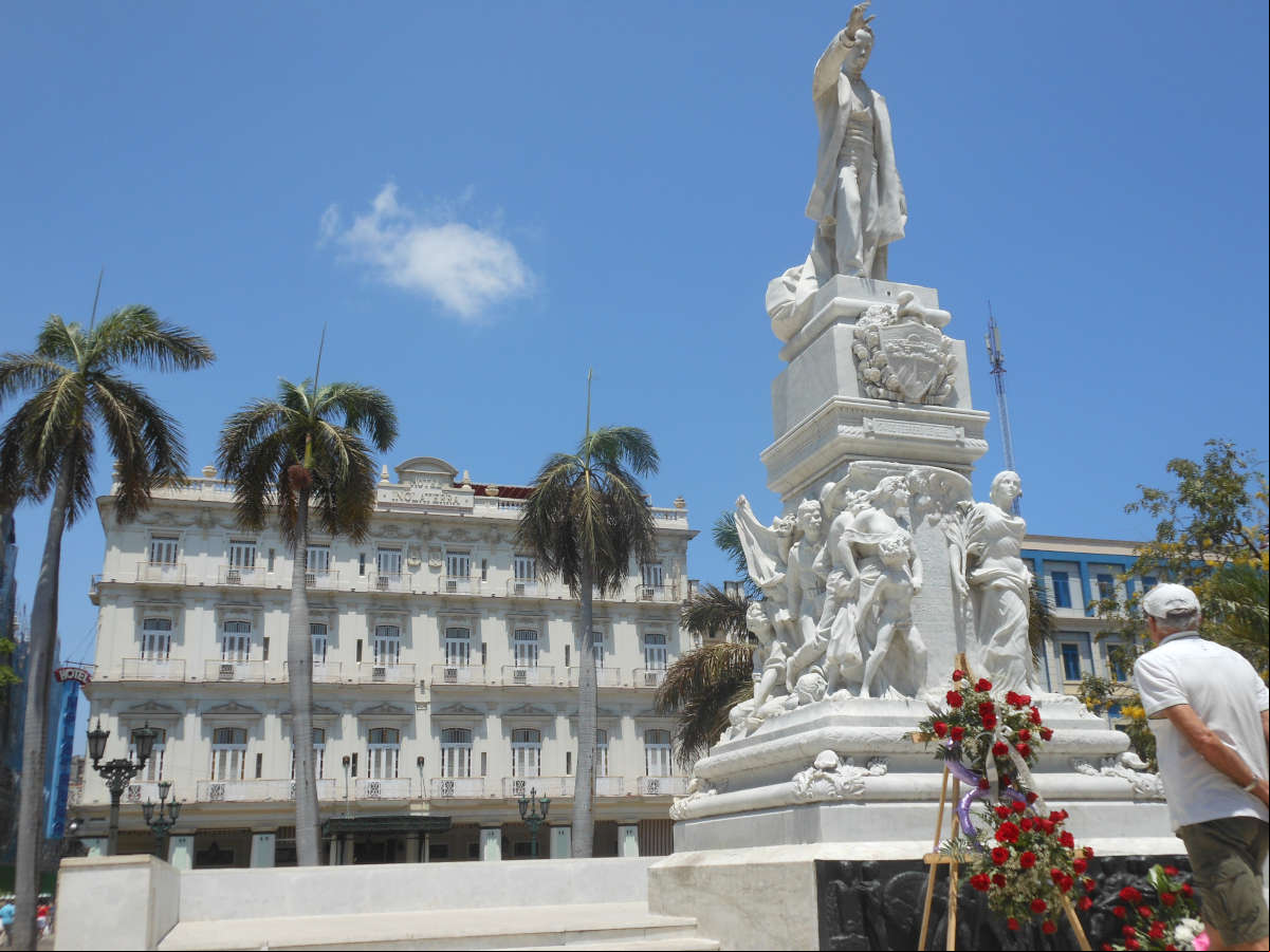 Monumento a José Martí en el Parque Central de la Habana situado a orillas del Paseo de Martí o Paseo del Prado Monumento a José Martí en el Parque Central de la Habana situado a orillas del Paseo de Martí o Paseo del Prado