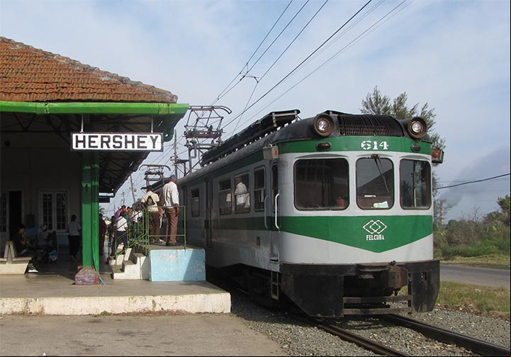 Tren eléctrico de Hershey en la estación del pueblo del mismo nombre en Cuba