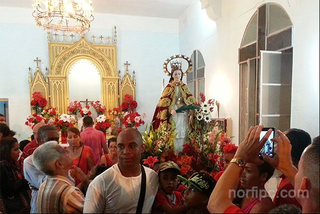 Interior de la Capilla de Santa Bárbara un 4 de diciembre, el día de la virgen Interior de la Capilla de Santa Bárbara un 4 de diciembre, el día de la virgen