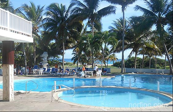 Piscina Casa Club en Tarará, al fondo la playa Piscina Casa Club en Tarará, al fondo la playa