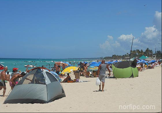 La Playa Santa María del Mar al este de la Habana, al fondo la Playa Guanabo La Playa Santa María del Mar al este de la Habana, al fondo la Playa Guanabo