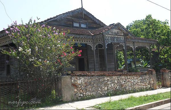 Antigua vivienda de madera en San Miguel de los Baños