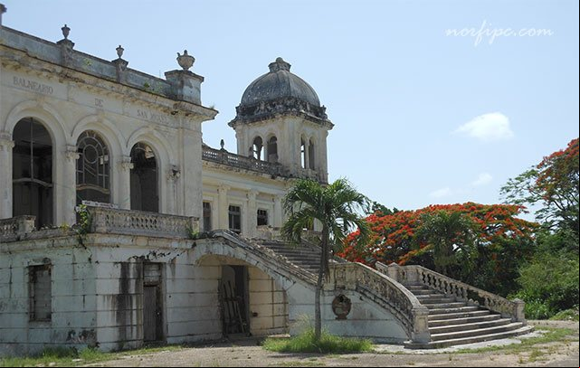 Entrada al antiguo Hotel Balneario de San Miguel de los Baños