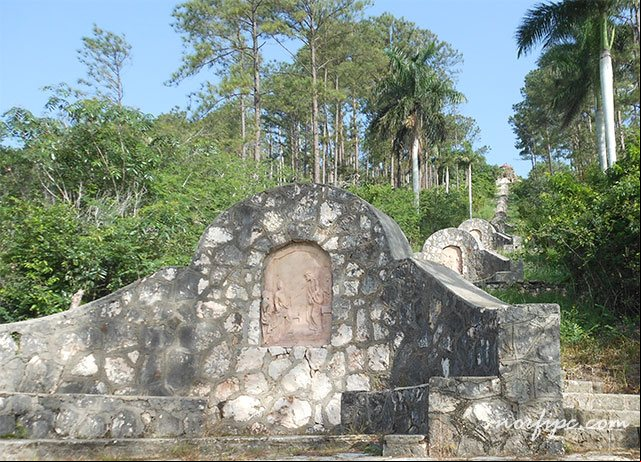 Escalinata para subir a la Ermita de la Loma El Jacan en San Miguel de los Baños