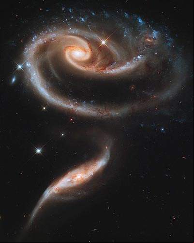 Foto de Arp 273, una Rosa hecha de Galaxias, que son una pareja de galaxias interactuando Foto de Arp 273, una Rosa hecha de Galaxias